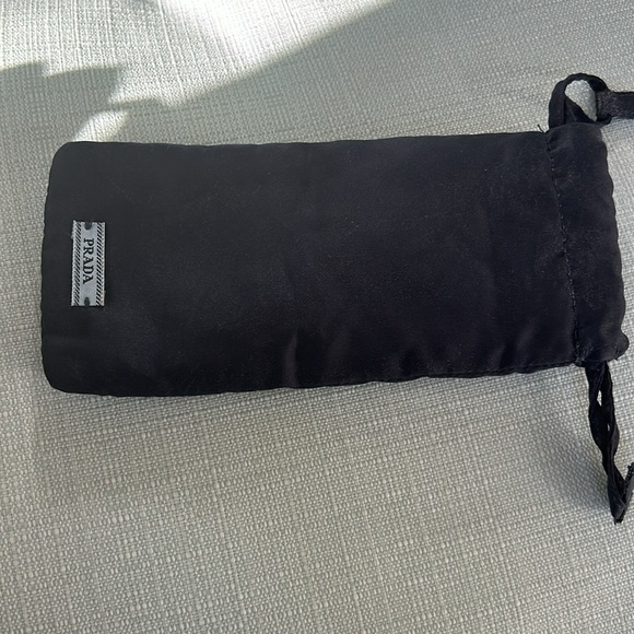 Prada shades black and white (AUTHENTIC) only worn once - Picture 4 of 6